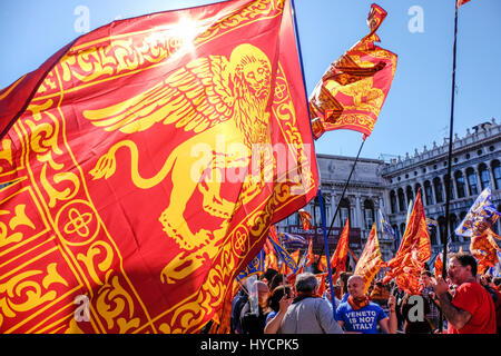 Revelers célébrer l'Festa di San Marco, le jour de la fête du saint patron de Venise dans la Piazza San Marco Banque D'Images