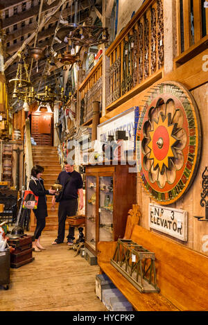 Couple shopping at Aurora Mills de récupération d'architecture à Aurora, en Oregon. Banque D'Images