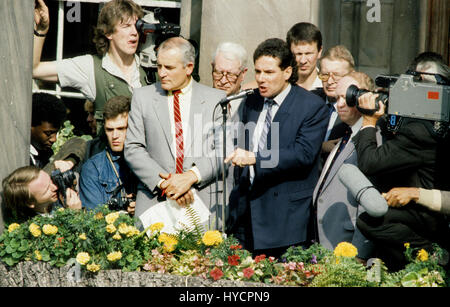 Derek Hatton et Tony Mulhearne parler à des milliers de syndicalistes à la démonstration devant l'Hôtel de Ville à l'appui du Conseil du travail militant mené Liverpool en 1985 Banque D'Images