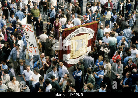 Des milliers de membres du syndicat inscrivez-vous une manifestation devant l'Hôtel de Ville à l'appui du Conseil du travail militant mené Liverpool en 1985 Banque D'Images