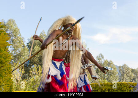 Au Rwanda, des Virunga - Février 28, 2017 : des danseurs traditionnels en costume dans le parc national des volcans, Rwanda, des Virunga. Banque D'Images