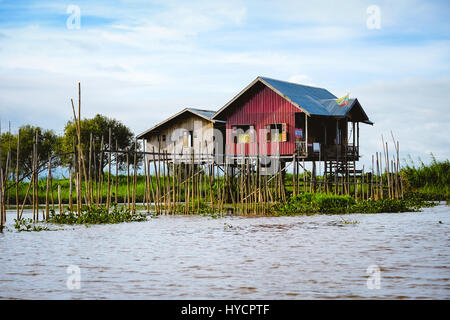 Vue paysage de maisons traditionnelles en bois sur le lac Inle, Myanmar (Birmanie) Banque D'Images