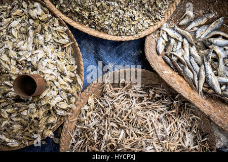 Détail de petits poissons séchés exotiques vendus sur les marché Asiatique Banque D'Images