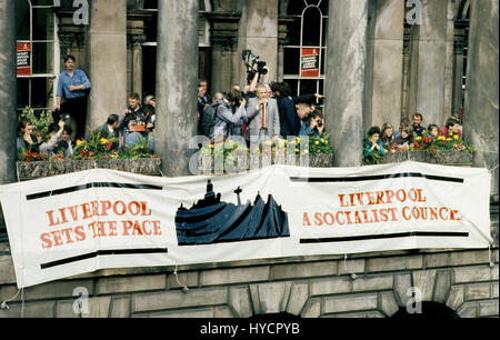 Derek Hatton et Tony Mulhearne parler à des milliers de syndicalistes à la démonstration devant l'Hôtel de Ville à l'appui du Conseil du travail militant mené Liverpool en 1985 Banque D'Images