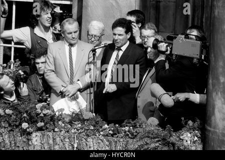 Derek Hatton et Tony Mulhearne parler à des milliers de syndicalistes à la démonstration devant l'Hôtel de Ville à l'appui du Conseil du travail militant mené Liverpool en 1985 Banque D'Images