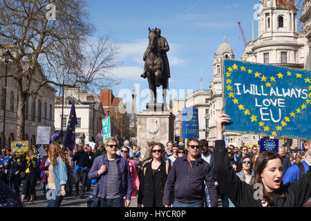 25 mars 2017 - 100 000 personnes mars à Londres contre Brexit sur l'UNION EUROPÉENNE 60e anniversaire. Marching down Whitehall devant le mémorial Earl Haig Banque D'Images