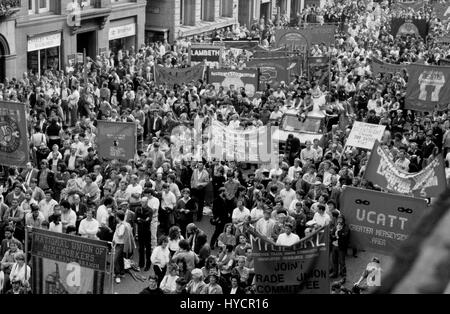 Des milliers de membres du syndicat inscrivez-vous une manifestation devant l'Hôtel de Ville à l'appui du Conseil du travail militant mené Liverpool en 1985 Banque D'Images