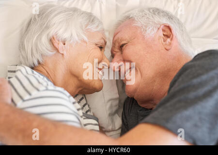 Consacrée senior couple smiling at each other chaleureusement au lit Banque D'Images