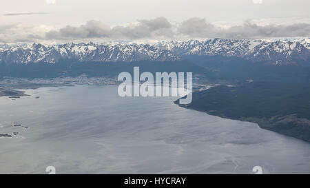 Le canal de Beagle et Ushuaia vu d'avion(Argentine) Banque D'Images