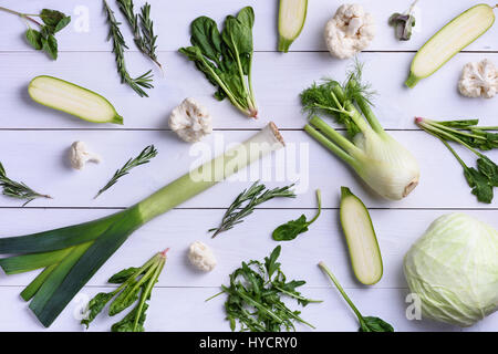 Une sélection d'herbes, les légumes feuilles. Detox vert légumes sur table en bois blanc. Télévision lay, high angle view. Banque D'Images