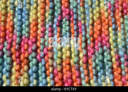 La texture de laine à tricoter en vert, bleu, jaune, rouge, rose et orange Banque D'Images