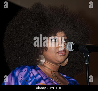 Philadelphia, PA, USA. 01 avril, 2017. American Singer-Songwriter La'Porsha Renae fonctionne à la troisième assemblée annuelle des femmes d'excellence WDAS Déjeuner. Banque D'Images