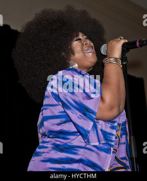 Philadelphia, PA, USA. 01 avril, 2017. American Singer-Songwriter La'Porsha Renae fonctionne à la troisième assemblée annuelle des femmes d'excellence WDAS Déjeuner. Banque D'Images