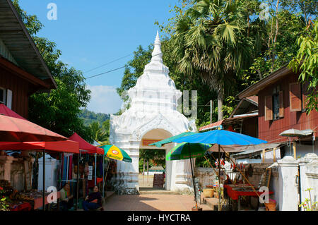 Entrée au Wat Xieng Thong, Luang Prabang Banque D'Images