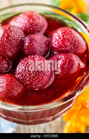 La confiture de fraise dans un bocal en verre sur la table en bois et de baies fraîches. Les conserves maison Banque D'Images