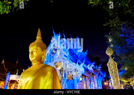 Une statue de Bouddha en or en Wat Sri Suphan (le Temple 'Silver'), Chiang Mai, Thaïlande. Banque D'Images