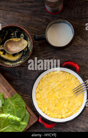 Faire une omelette d'épinards et fromage pour le petit déjeuner Banque D'Images