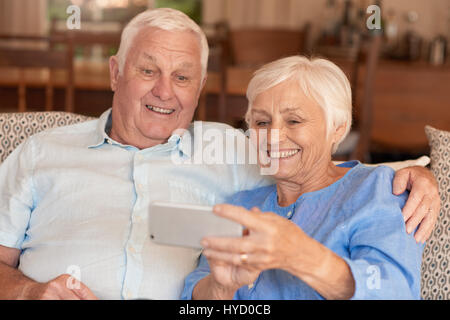 Happy senior couple taking autoportraits ensemble sur leur téléphone mobile Banque D'Images