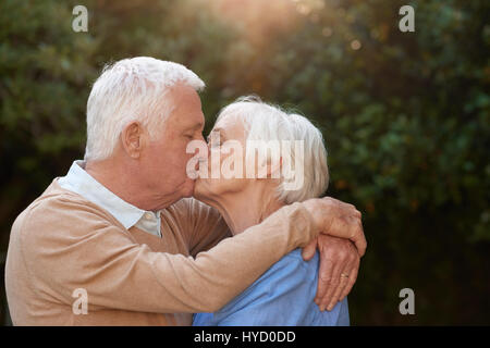 Romantic senior couple accolades et embrassades à l'extérieur Banque D'Images