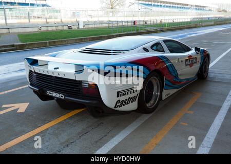 Trois-quart vue arrière de Don Law's race préparé Jaguar XJ220, dans la voie des stands, International au cours de la Journée des médias classique Silverstone Banque D'Images