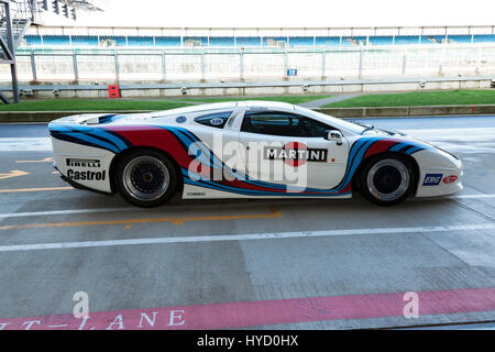 Vue latérale du Don Law's race préparé Jaguar XJ220, dans la voie des stands, International au cours de la Journée des médias classique Silverstone Banque D'Images