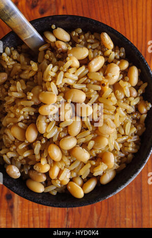 Brown de farine de riz avec haricot ou haricots blancs et le quinoa dans un bol en céramique japonaise une saine alternative à haute teneur en fibres de riz blanc Banque D'Images