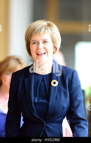 Le vice-premier ministre Nicola Sturgeon, susceptibles d'être le prochain leader du SNP, fait son chemin à la chambre du parlement écossais à l'écoute de premier ministre Alex Salmond déclaration à MSPs suite à l'indépendance écossaise référendum et sa décision de se retirer Banque D'Images