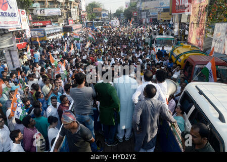 Kolkata, Inde. 06Th avr, 2017. South Kolkata Trinamool Congress Yuva Comision est titulaire d'un rassemblement pour protester contre le gouvernement de l'Union européenne ?s la privation économique et exigeant l'arrestation de B.J.P, congrès et C.P.I.(M) impliquant des dirigeants de Narada, Sarada et autres fonds chit escroquerie dans Kolkata. Credit : Saikat Paul/Pacific Press/Alamy Live News Banque D'Images