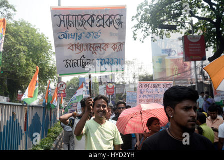 Kolkata, Inde. 06Th avr, 2017. Militante rallued TMC avec placard et crier contre l'Union européenne Gouvernement slogan.South Kolkata Trinamool Congress Yuva Comision est titulaire d'un rassemblement pour protester contre le gouvernement de l'Union européenne ?s la privation économique et exigeant l'arrestation de B.J.P, congrès et C.P.I.(M) impliquant des dirigeants de Narada, Sarada et autres fonds chit escroquerie dans Kolkata. Credit : Saikat Paul/Pacific Press/Alamy Live News Banque D'Images