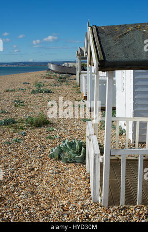 Cabines de plage sur le bardeau à Pevensey. Banque D'Images