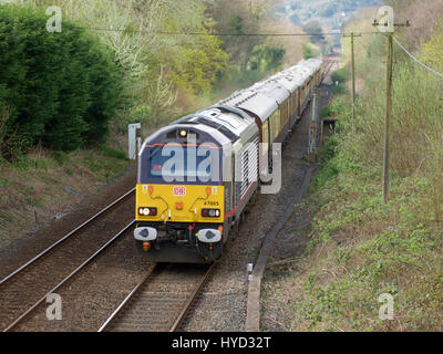 67005 DB Cargo Train royal liveried dans claret 'Queens Messenger' Locomotive Diesel hauling pullman les entraîneurs grâce à Reigate dans le Surrey. Vendredi 31 mars Banque D'Images