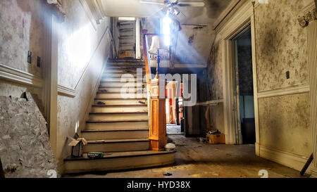 NORTH CAROLINA, USA : regarder à l'intérieur d'un siècle en ruine ancien manoir de style italien abandonné pendant des décennies par son propriétaire qui devenaient trop vieux pour s'occuper de l'hôtel particulier de neuf chambres. Ces photos montrent un étrange intérieure énorme où la famille d'accueil une fois qu'ri et partagé des histoires autour de la table du dîner qui a malheureusement été laissés à pourrir dans la forêt environnante. Les images ont été prises par le photographe local Summer Lee King Mozelle (25) au manoir de Red Springs, North Carolina, USA, à l'aide d'un GE X600 Full HD et un Galaxy S6. Summer Lee Mozelle King / mediadrumworld.com Banque D'Images