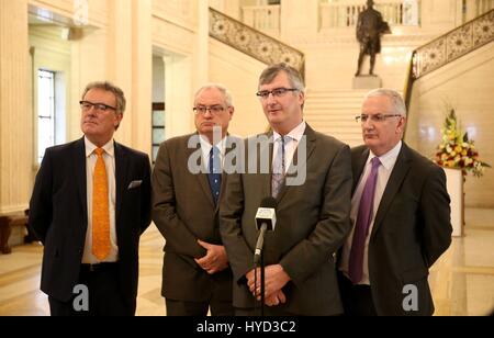 (De gauche à droite) du parti unioniste de l'Ulster Mike Nesbitt, Steve Aiken, Tom Elliott et Danny Kennedy il m'adresser aux membres de médias dans le Grand Hall du château de Stormont, à Belfast, où les pourparlers visant à rétablir le gouvernement de partage du pouvoir en Irlande du Nord ont repris. Banque D'Images