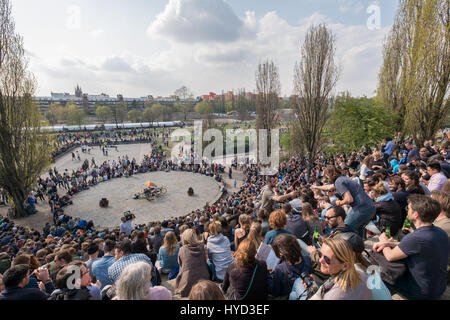 Berlin, Allemagne - 02 avril, 2017 : les gens à regarder le Mauerpark dimanche Karaoke show à Berlin, Allemagne. Banque D'Images