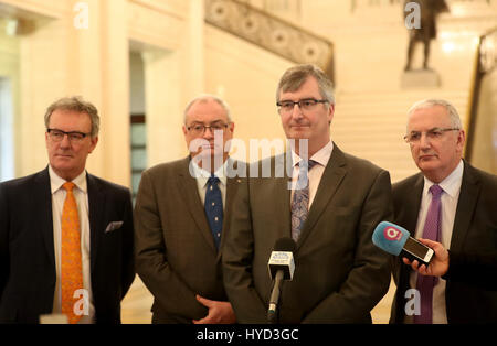 (De gauche à droite) du parti unioniste de l'Ulster Mike Nesbitt, Steve Aiken, Tom Elliott et Danny Kennedy il m'adresser aux membres de médias dans le Grand Hall du château de Stormont, à Belfast, où les pourparlers visant à rétablir le gouvernement de partage du pouvoir en Irlande du Nord ont repris. Banque D'Images