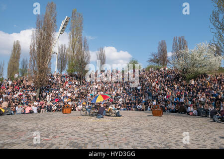 Berlin, Allemagne - 02 avril, 2017 : les gens à regarder le Mauerpark dimanche Karaoke show à Berlin, Allemagne. Banque D'Images