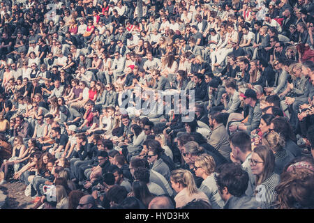 Berlin, Allemagne - 02 avril, 2017 : les gens à regarder le Mauerpark dimanche Karaoke show à Berlin, Allemagne. Banque D'Images