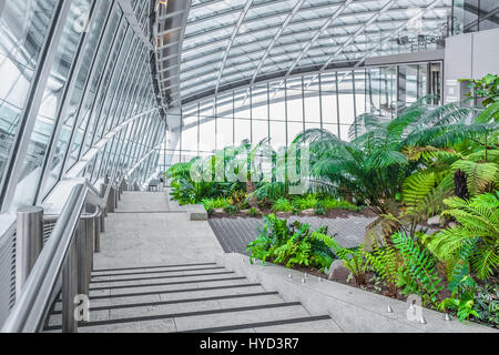 Escalier le long du côté de la Sky Gardens au bâtiment de talkie-walkie, 20 Fenchurch Street, City of London, en Angleterre. Banque D'Images