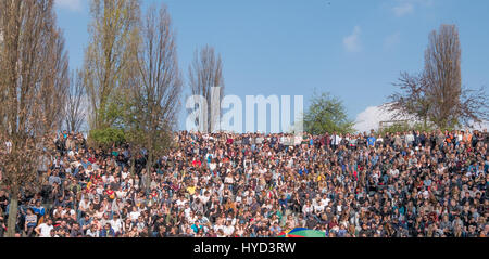 Berlin, Allemagne - 02 avril, 2017 : les gens à regarder le Mauerpark dimanche Karaoke show à Berlin, Allemagne. Banque D'Images