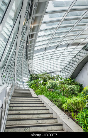 Escalier le long du côté de la Sky Gardens au bâtiment de talkie-walkie, 20 Fenchurch Street, City of London, en Angleterre. Banque D'Images