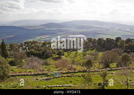 Vue sur la grande vallée de Jezreel fertile et l'Ativan Mountain du précipice, Basse Galilée, Israël. Banque D'Images