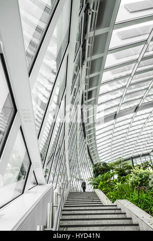 Escalier le long du côté de la Sky Gardens au bâtiment de talkie-walkie, 20 Fenchurch Street, City of London, en Angleterre. Banque D'Images