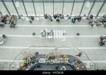 Le patio et le café région du ciel jardins du bâtiment de talkie-walkie, 20 Fenchurch Street, City of London, en Angleterre. Banque D'Images