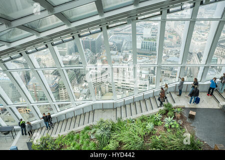 Escalier le long du côté de la Sky Gardens au bâtiment de talkie-walkie, 20 Fenchurch Street, City of London, en Angleterre. Banque D'Images