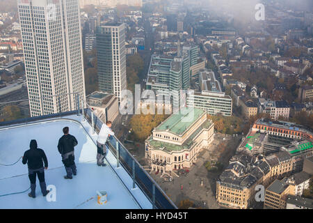 Hesse, Francfort, travailleurs de la Maintower, vue de l'Opernturm, les bureaux du siège allemand de l'Union de Banques Suisses, la banque UBS AG Banque D'Images