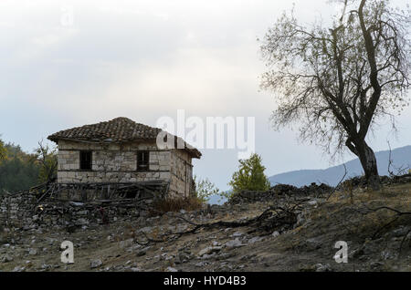 Maison abandonnée dans les montagnes Banque D'Images