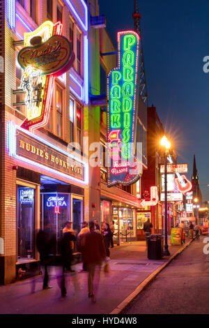 Enseignes au néon et les clubs le long de la rue Broadway historique, Nashville, Tennessee, USA Banque D'Images