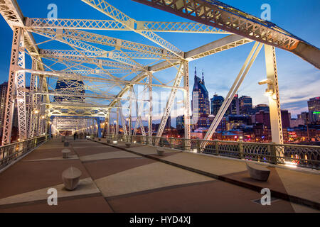 Nouvellement nommé John Seigenthaler passerelle pour piétons (anciennement Pont de la Shelby - b 1907), avec des toits de au-delà de Nashville, Tennessee, États-Unis Banque D'Images
