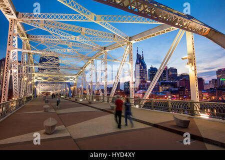 Nouvellement nommé John Seigenthaler passerelle pour piétons (anciennement Pont de la Shelby - b 1907), avec des toits de au-delà de Nashville, Tennessee, États-Unis Banque D'Images