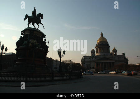 Le Monument à Nicholas I - Monument équestre de bronze et la Cathédrale Saint Isaac (Isaakievski Sobor) sur la place St Isaac, Sankt-Peterburg, Russie Banque D'Images